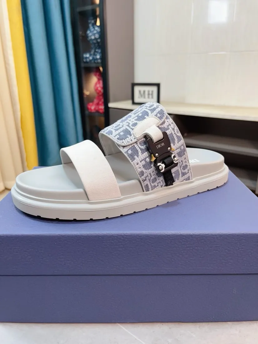 Men's Men's Shoes 💰320🌸🌸Dior Aqua Men's Sandals Slippers. Showcasing Dior haute couture design. The Dior gray suede strap is accented with an aluminum Dior buckle for added style. Paired with a comfortable tonal notch sole, they pair easily with shorts or jeans for a sophisticated look. Main body: suede cow leather, technical fabric lining: cow leather, with adjustable straps, aluminum Dior buckle, Dior gray EVA insole, tonal notch rubber outsole splicing structure👌👌size: 38-44 (45.46 customized)